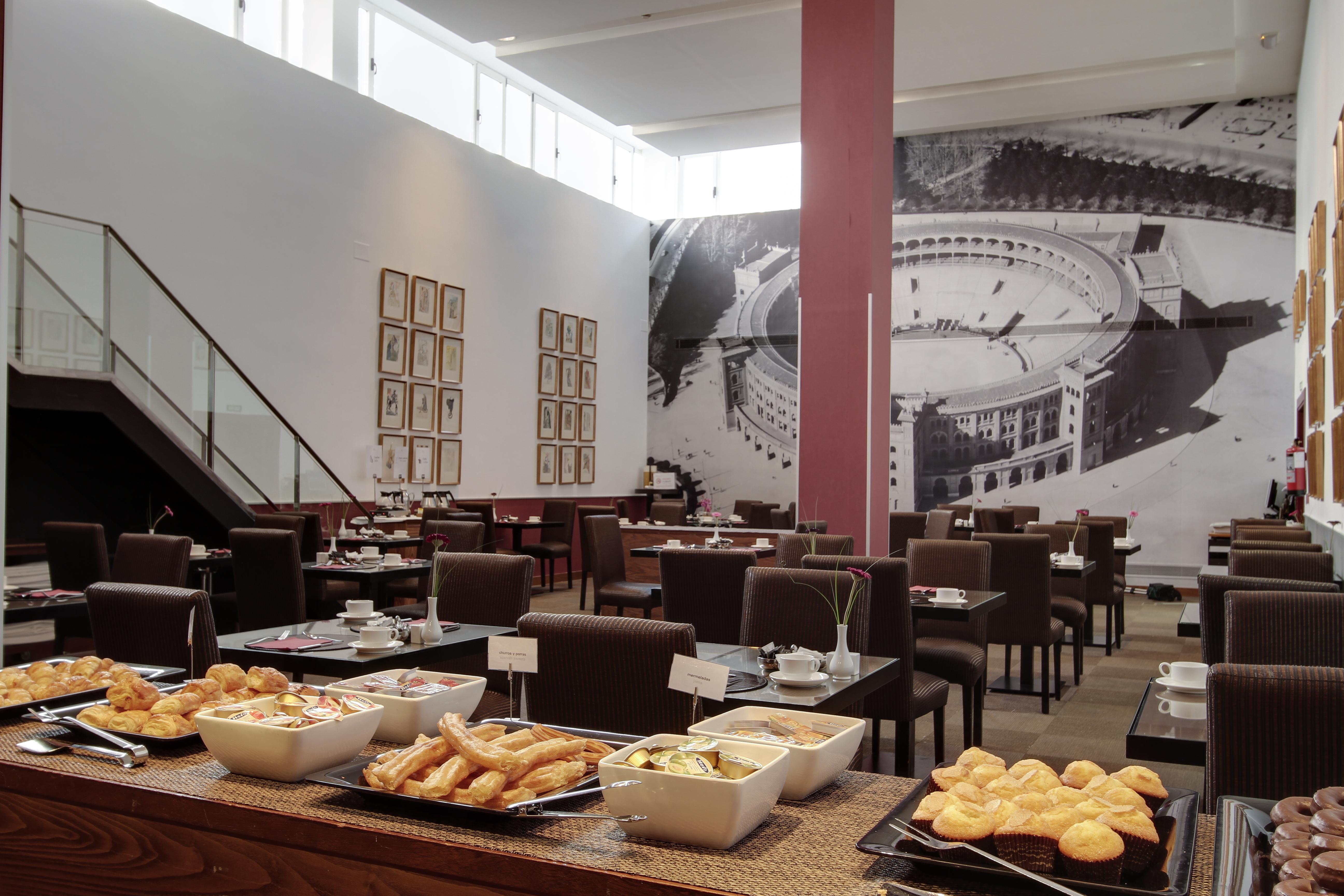 Rafaelhoteles Ventas (Adults Only) Мадрид Екстериор снимка